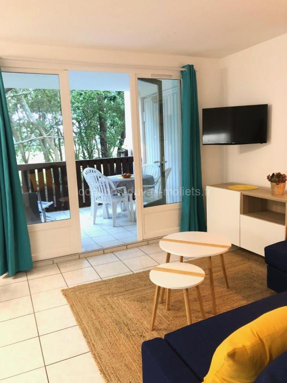Photo de T2 près de la plage et du Club House du Golf