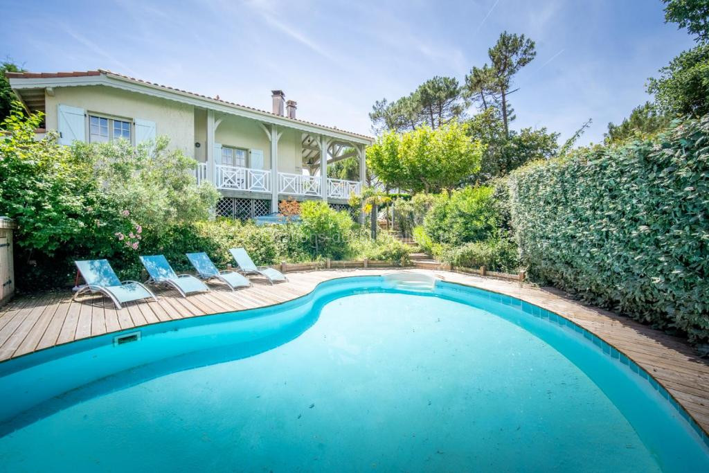photo de Unique Pool Villa 500m from the beach, Hamptons Style with beautiful Garden